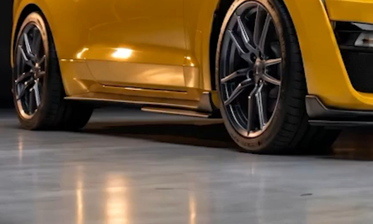 Water-repellent Forever Young PPF reflecting light on the lower body of a yellow Mustang